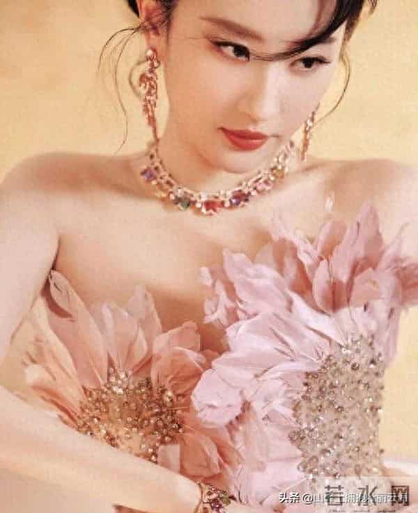 上海那夜，童瑶尽显身材，马伊琍唇妆发亮，关晓彤又“丑出圈”