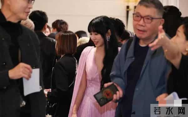 李靓蕾参加邱泽许玮甯婚礼，深V长裙开到胸口，想不被注意都难