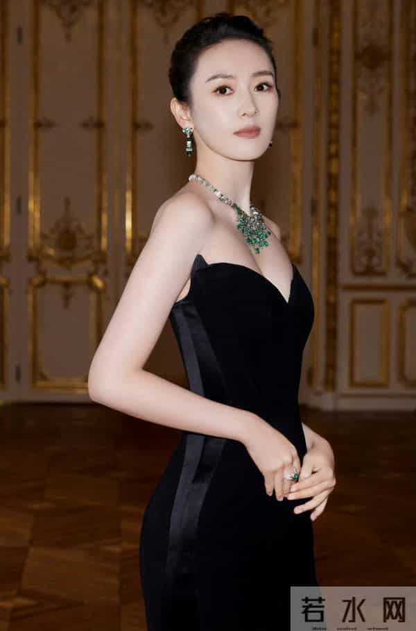 童瑶：黑色开叉长裙，搭配黑色一字带高跟鞋