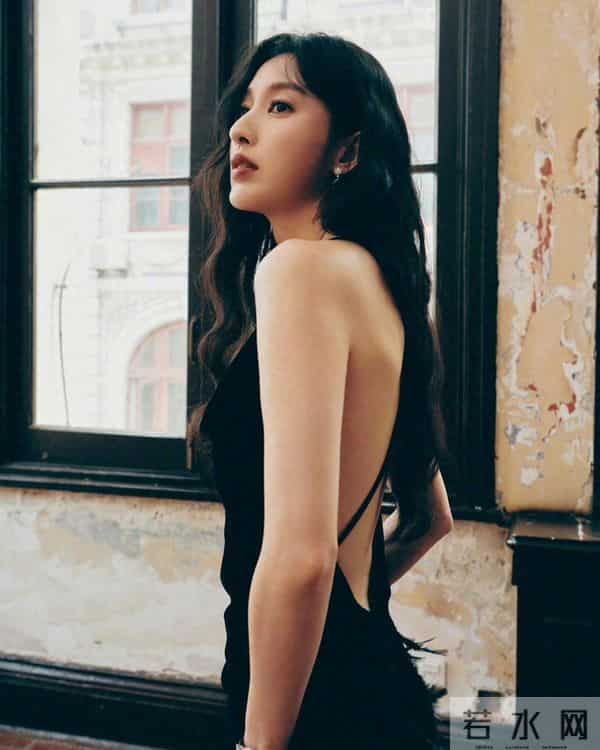 蛇蝎美人张俪终于火了 裸背骨感 身材修长曼妙 腰臀比一绝