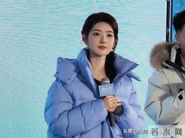 王玉雯出席雪中飞粉丝见面会，穿毛衣裙扎麻花辫，本人比电视还美