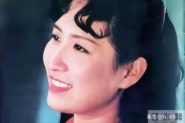 她嫁给了英国老公，选择在西班牙定居，没想到68岁瘦到快脱相