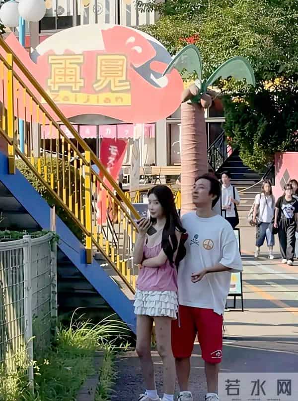 懒懒图个啥？前一天才晒亲吻照，王思聪隔天就陪新女伴，太抓马了