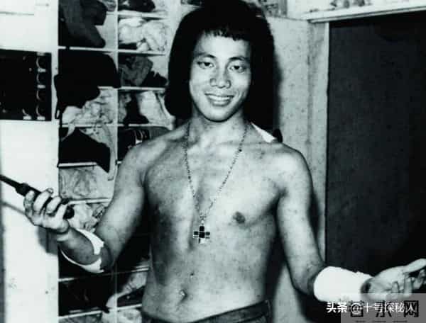 “陈真”梁小龙：定居成都当老板，77岁身手矫健，儿女双全很幸福