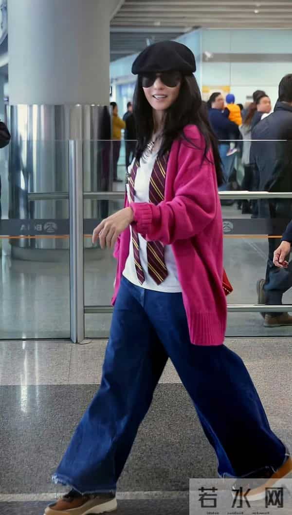 张柏芝玫红针织衫叠搭白T配牛仔裤，减龄又兼具高级感。