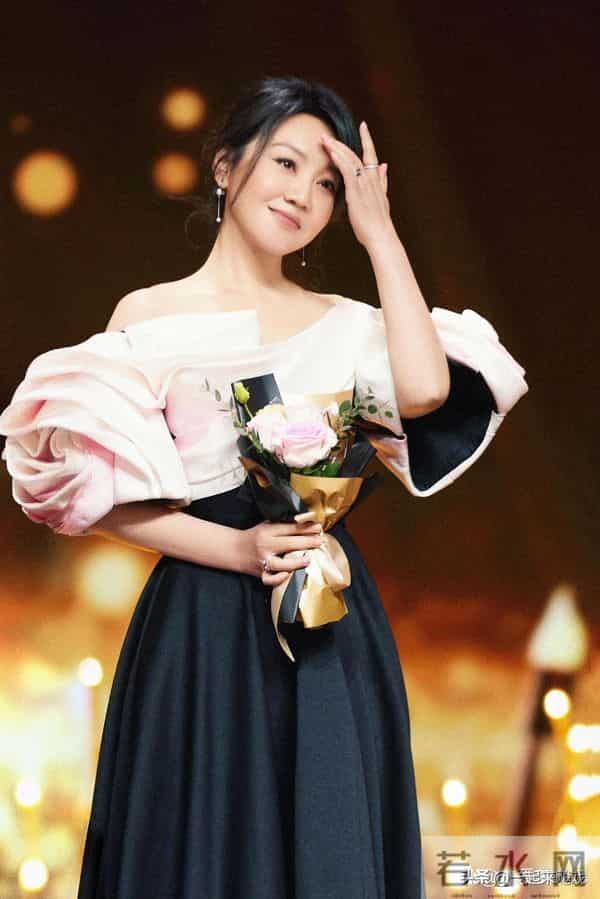 闫妮笑起来的梨涡依旧,眼神清澈明亮,美得如此真实、自然的女神