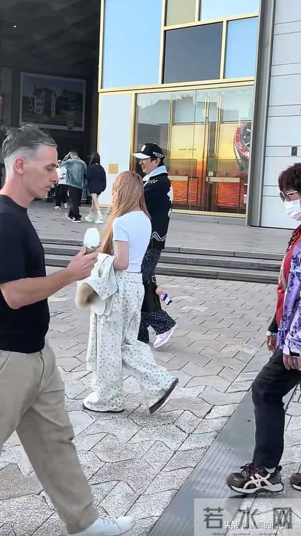 王思聪携网红香港游双下巴抢镜，王健林憔悴操劳，父子状态反差大