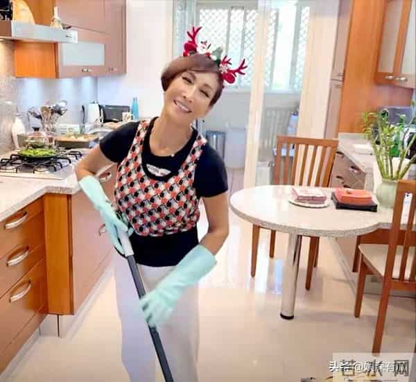 她嫁给了英国老公，选择在西班牙定居，没想到68岁瘦到快脱相