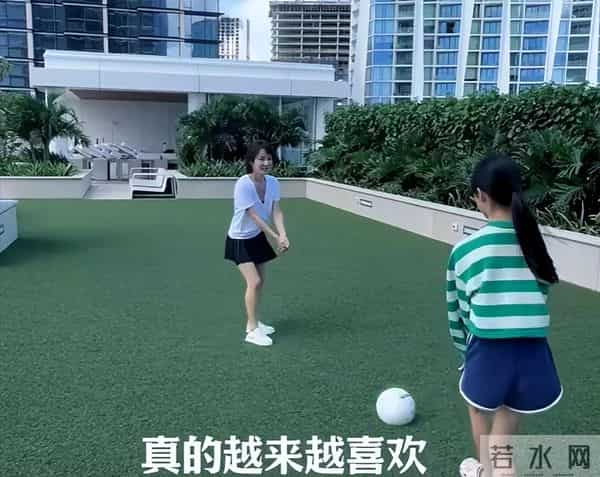 李念带3个孩子去美国，给13岁女儿买打折裙子，三代人同住大别墅