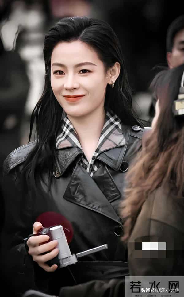 陈丽君现身精品店开幕活动，皮衣配湿发背头，刚柔并济的气质好美