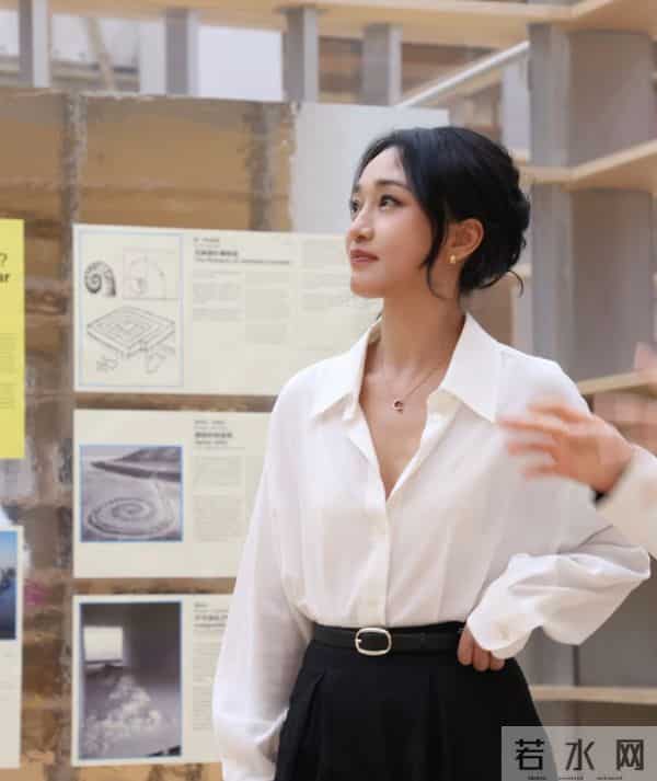 周迅化妆时的照片暴露了她的真实颜值，大眼睛的女星真的容易显老