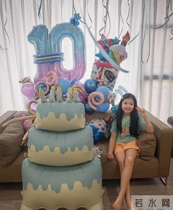 钟丽淇10岁次女生日，搂着患病姐姐切蛋糕，14岁姐姐无法行走说话