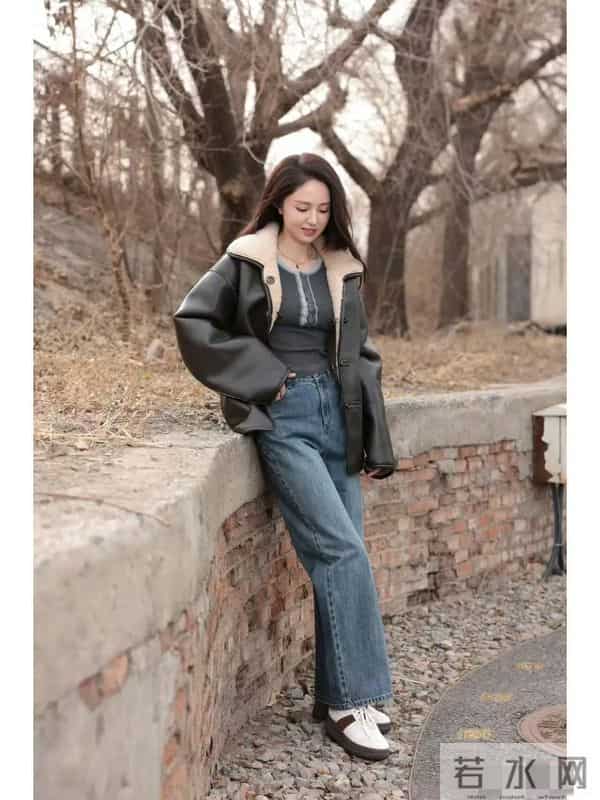 董璇私服穿搭真时髦，穿皮毛一体外套+针织衫+牛仔裤，简约又高级