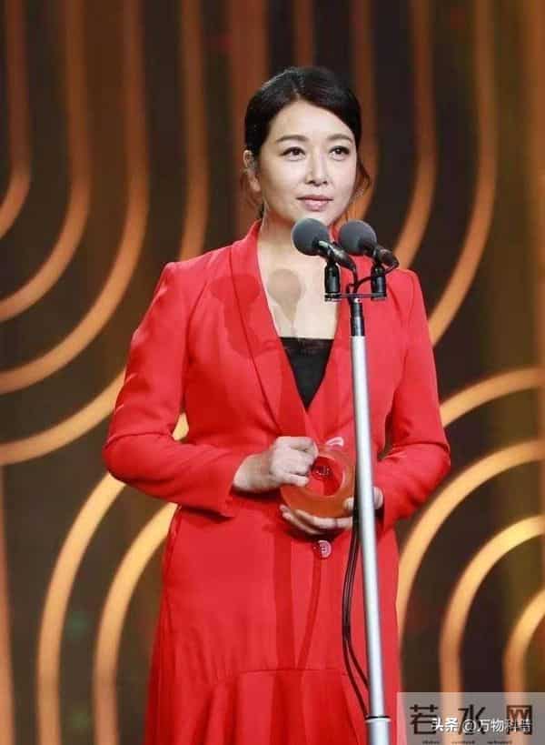 57岁江珊近照曝光，脸垮嘴斜，满头白发，女神成老太，让人太心酸