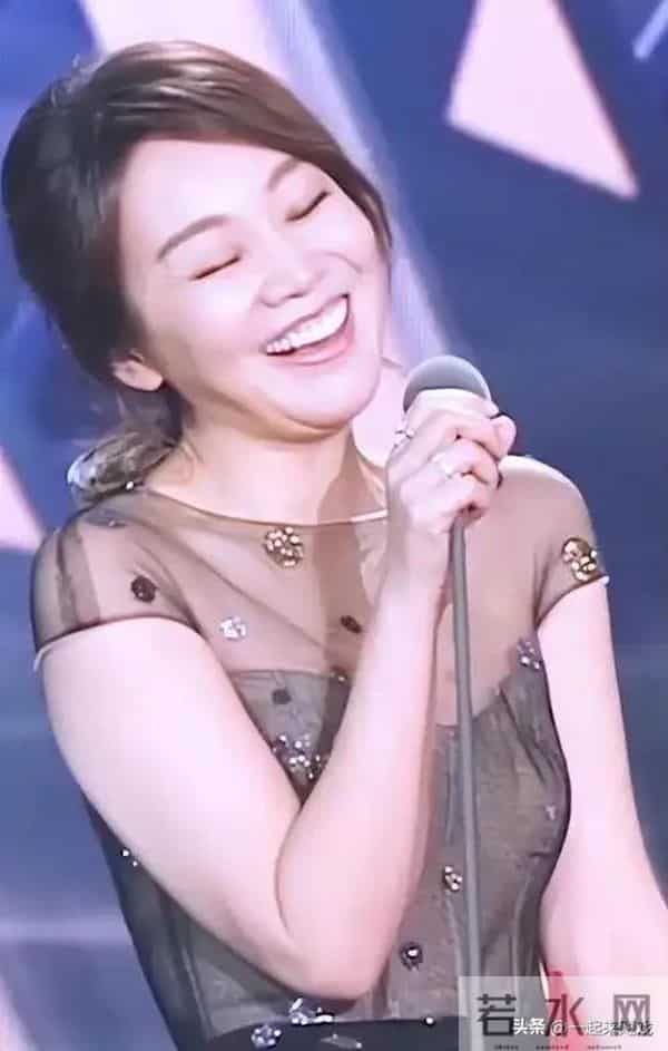 闫妮笑起来的梨涡依旧,眼神清澈明亮,美得如此真实、自然的女神