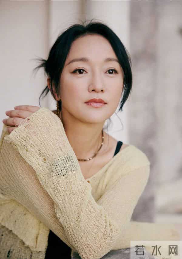 周迅短裤配黑丝袜，娇艳美丽！