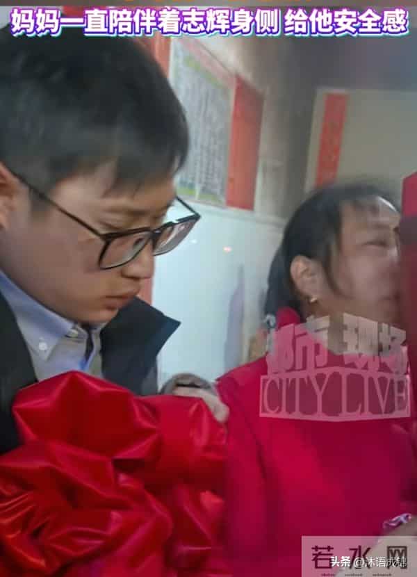 梁志辉认亲全程懵 长相养尊处优 爸妈嚎啕大哭 86岁奶奶准备了大红包