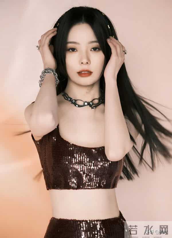 陈卓璇红裙美出圈！复古妩媚太上头，这气质绝了