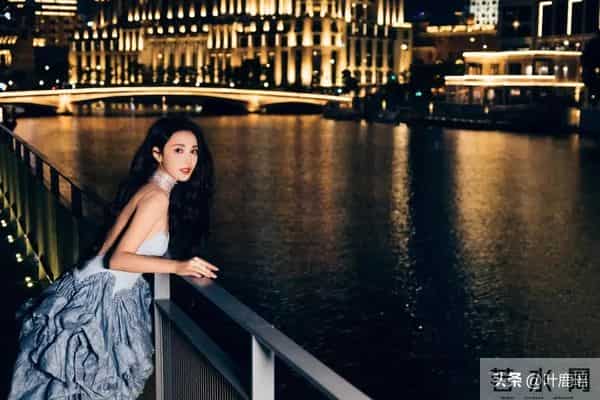 彭小苒 活动礼服造型 抹胸长裙前短后长凸显大长腿