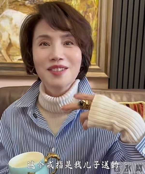 前央视主播徐俐现状：和二婚老公住北京农村，不给儿子带娃好潇洒