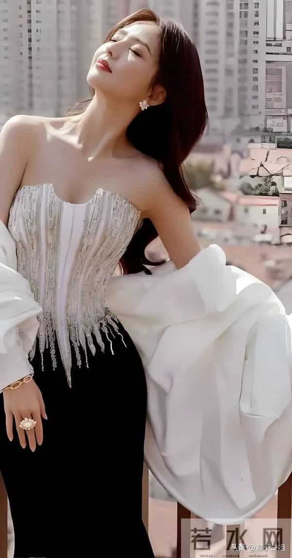 41岁佟丽娅太美了，身材依旧太丰满，啥秘密保养的这么好啊羡慕