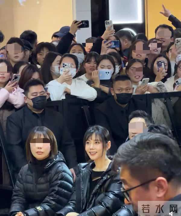 秋瓷炫、于晓光夫妇合体亮相北京，秋瓷炫发型太潦草，颜值下滑