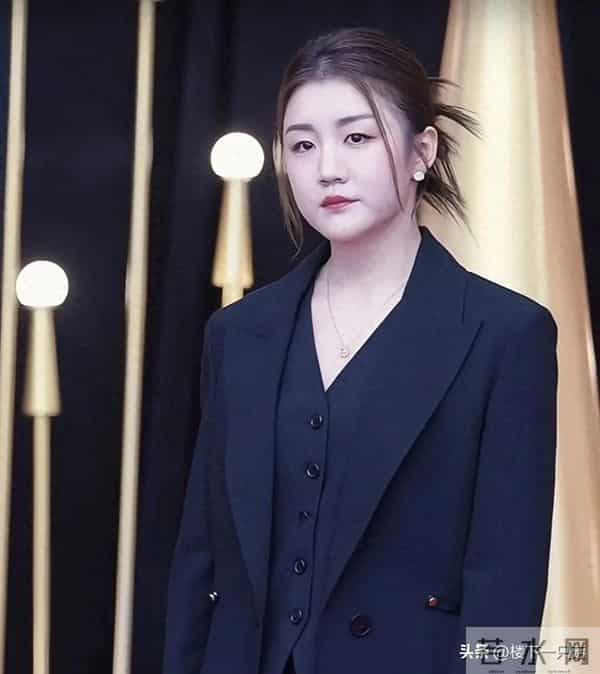 陈梦穿深V黑西装 手插裤兜走路带风 女强人既视感 不打球气场也好强