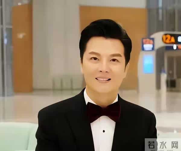 他娶了身价过亿女富豪，45岁再当爹，但去世的父亲成了他的心病