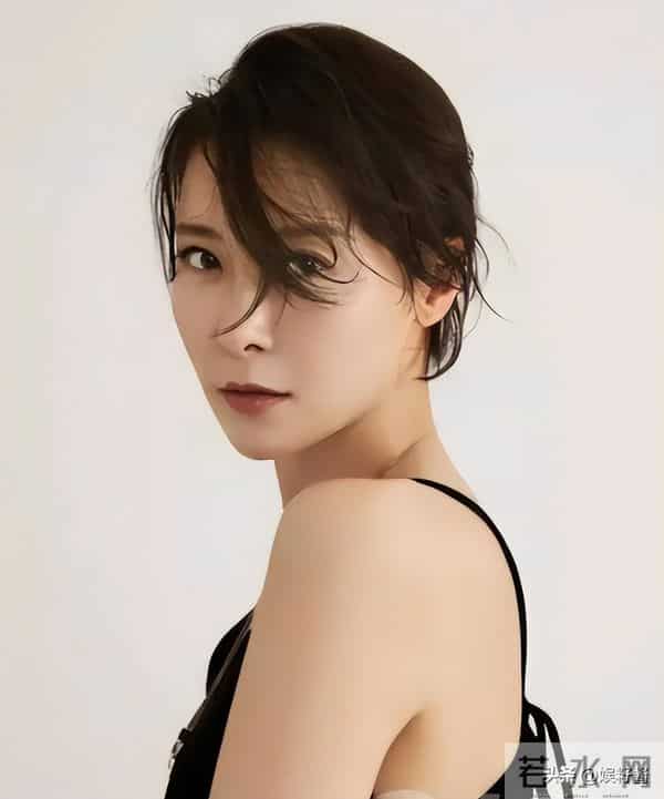 家世显赫的她，18岁开始就男人不断，如今年过半百还没“玩够”！