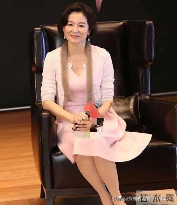 林青霞烫了微卷短发减龄20岁！穿针织开衫+粉裙，完全没有大妈味