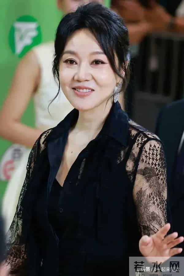 闫妮笑起来的梨涡依旧,眼神清澈明亮,美得如此真实、自然的女神