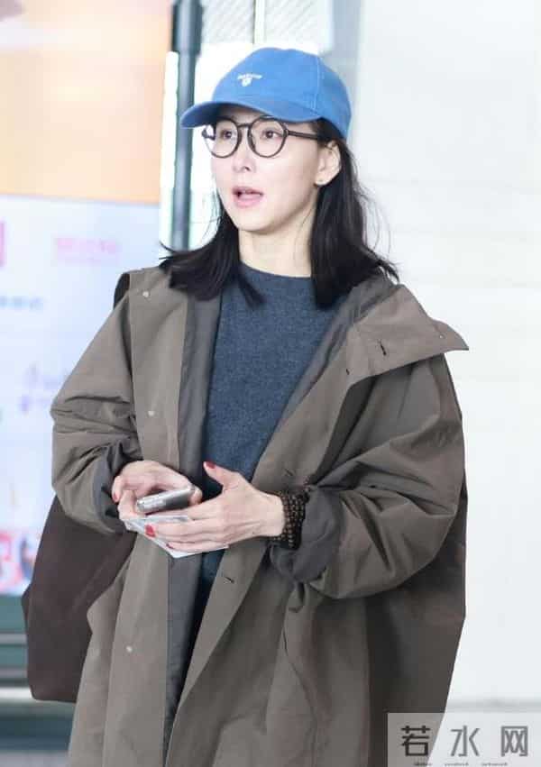 胡静机场私服真会穿！风衣+毛衣+阔腿裤，时髦洋气又高级