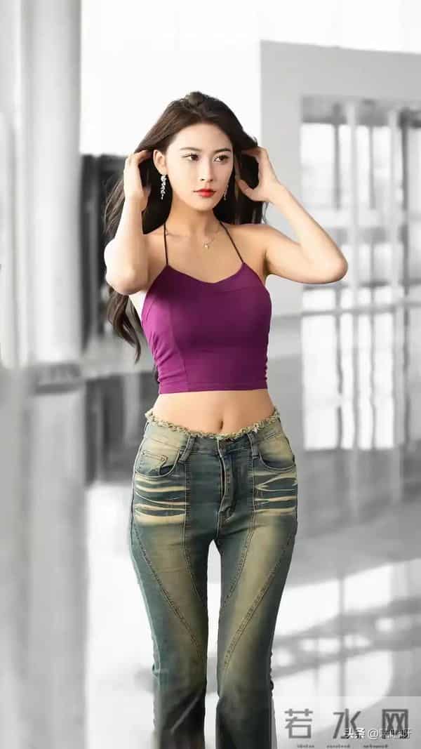 韩雨桐：紧身牛仔裤，尽显s型身材，颜值爆棚