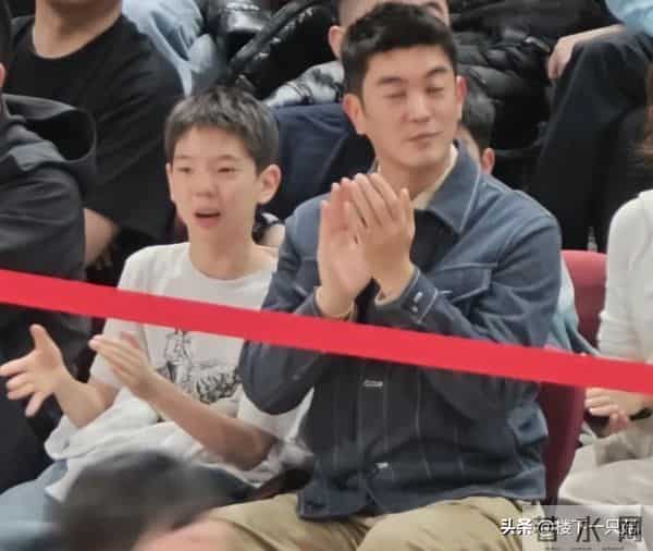 12岁嗯哼下巴后缩 小小一只 没有遗传双眼皮 脸型像杜江 五官像霍思燕