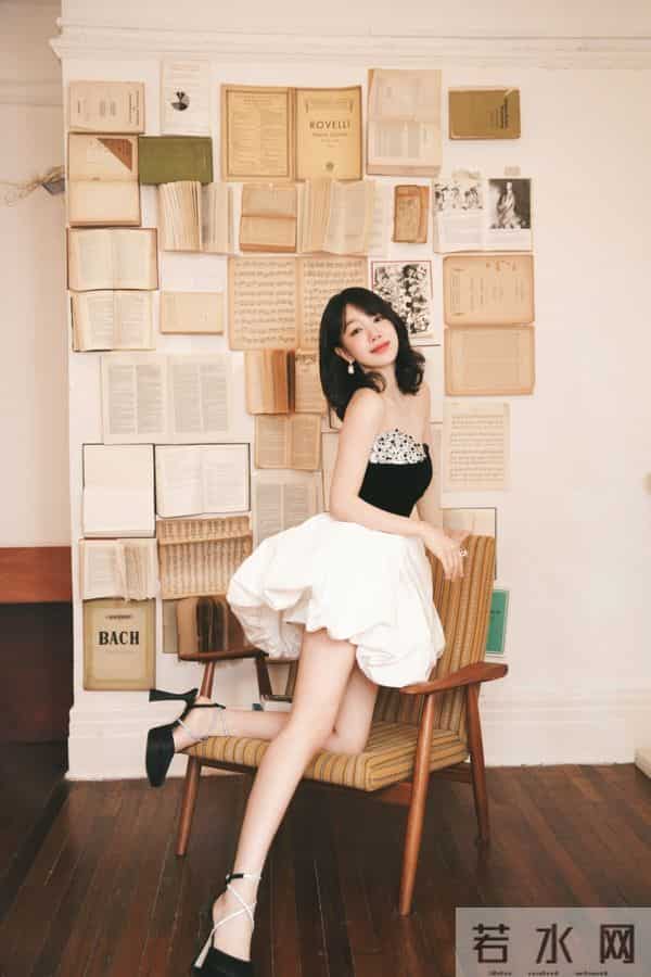 条纹椅撒娇：徐梦洁蓬蓬裙侧头笑