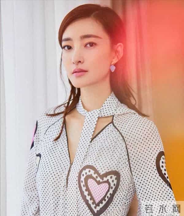 涉诈14亿，看到金条茅台法拉利被拍，才知道王丽坤夫妇活得多奢靡