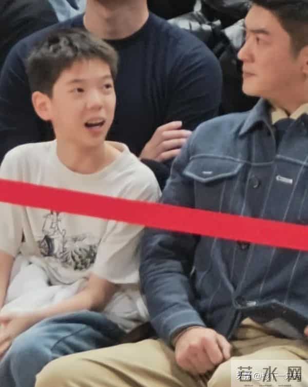 12岁嗯哼下巴后缩 小小一只 没有遗传双眼皮 脸型像杜江 五官像霍思燕