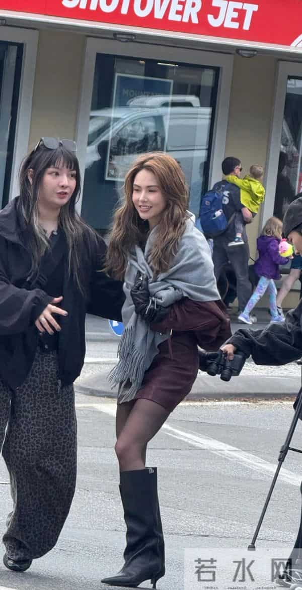 昆凌短裙黑丝袜长皮靴新西兰拍摄，近距离看真美！