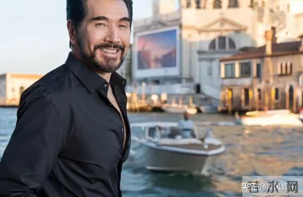 64岁费翔独居英国，房子自带超大花园，母亲去世后养猫为伴不孤单