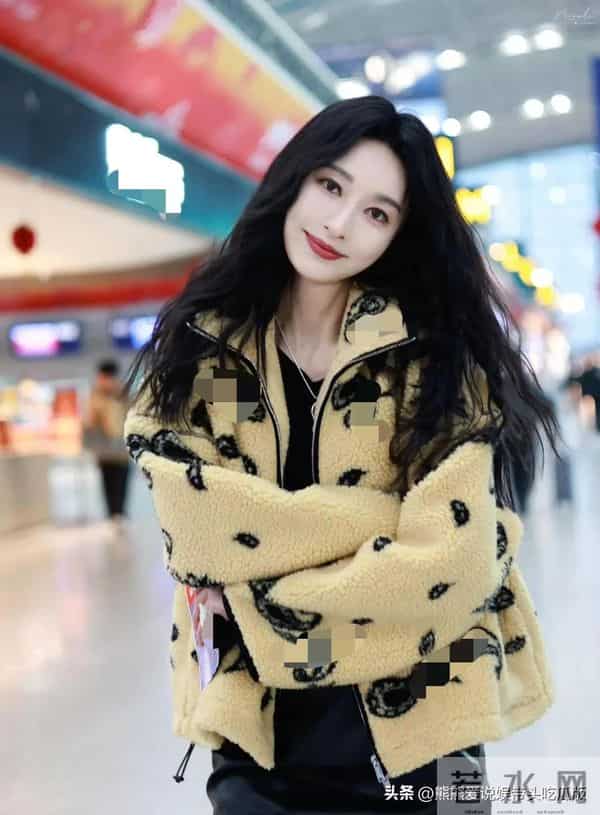 张俪真是穿搭高手！黄色毛绒外套+皮裙+短靴，时髦保暖又洋气！