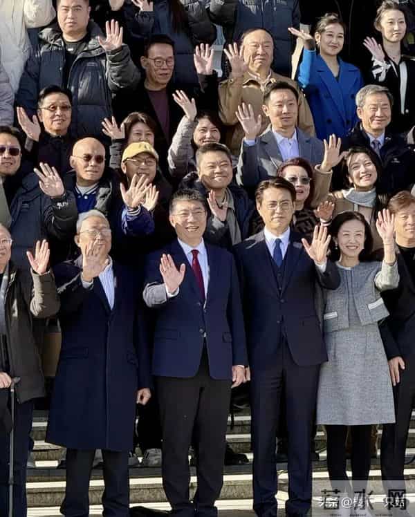 佟丽娅回中戏母校 丸子头穿大衣 42岁发际线高大脑门 细纹多法令纹深