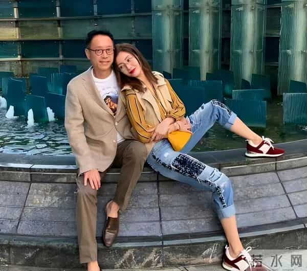 靠妹妹李嘉欣介绍，嫁给十亿富豪的李嘉明，一家人都不是省油的灯