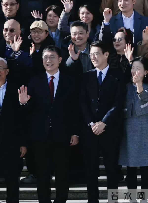 佟丽娅回母校！晒美照庆中戏75周年，依然是校花站C位，靳东也在