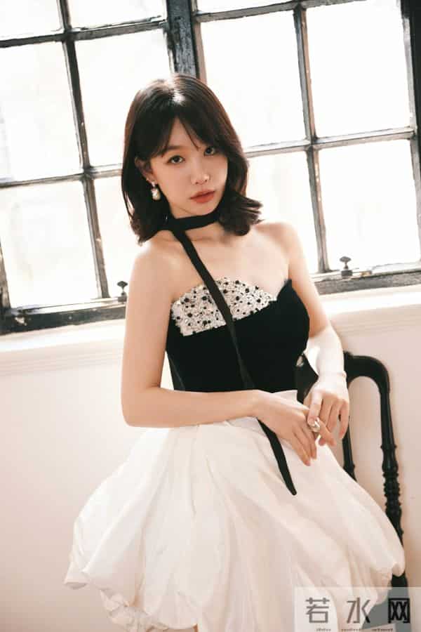 条纹椅撒娇：徐梦洁蓬蓬裙侧头笑