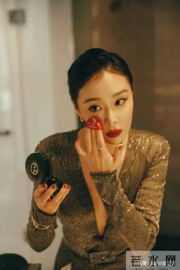 高叶新造型杀疯：“大嫂”的闪裙红唇，贵气是装不出来的