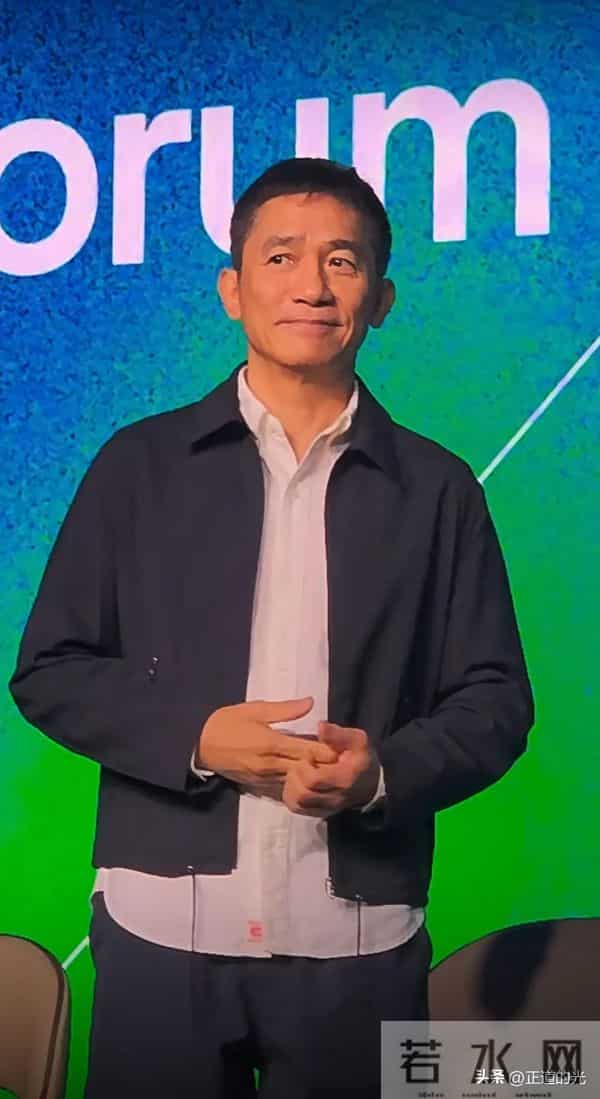 63岁梁朝伟疑社恐发作 紧张到抠手 闭眼面目狰狞 抱紧自己 但眼神迷人