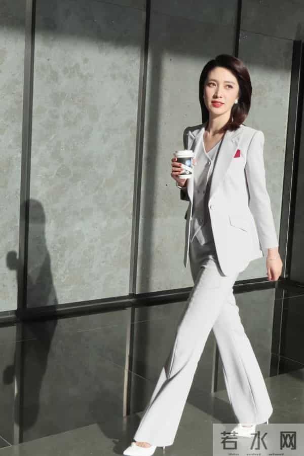 何卿分享最新工作照并配文，这周的工作做完了