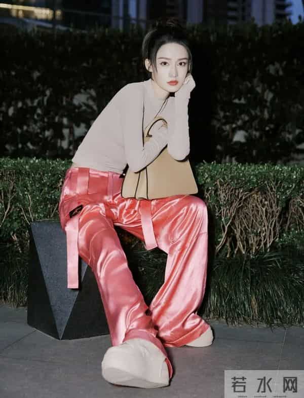 李沁 这腰是真细