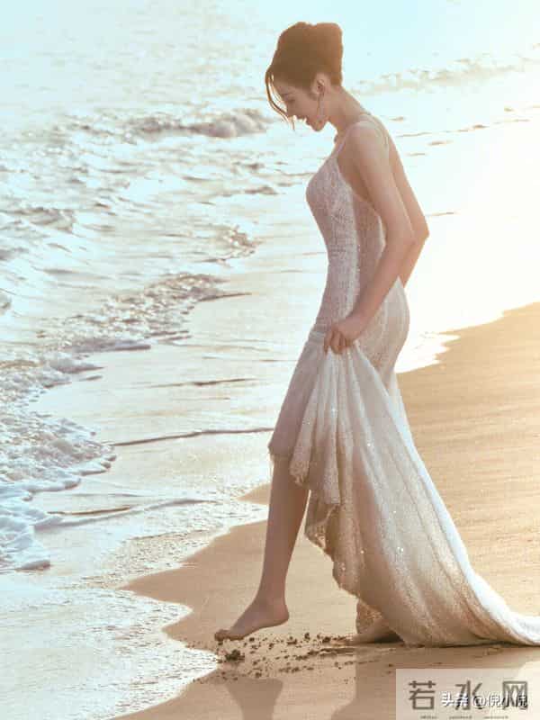 张天爱也太美了！透视吊带裙，身材婀娜多姿