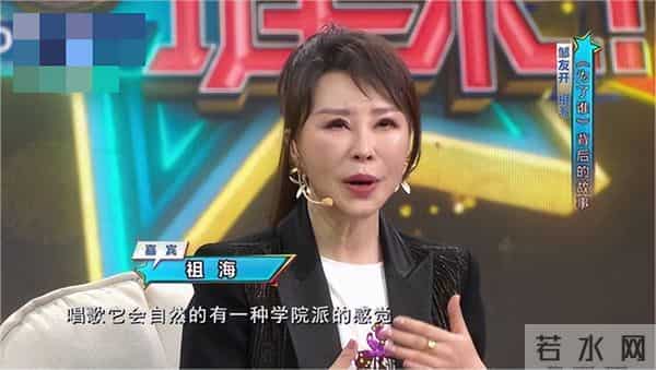 她9次登上春晚，却被谣传嫁给大31岁高层，如今49岁的她依旧单身